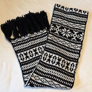 Old Navy Black and White Patterned Scarf